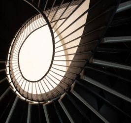 1.Carsten Höller, Venice Inclined Oval Staircase, 2024, installation view, ph. Massimo Pistore, courtesy Berggruen Arts & Culture-